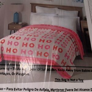 CUPCAKES & CASHMERE Christmas king size reversible knit
Ho Ho Ho Blanket 🎅🏻